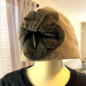 💕 Elegant Gray Wool Cloche Hat with Floral Accent 💕